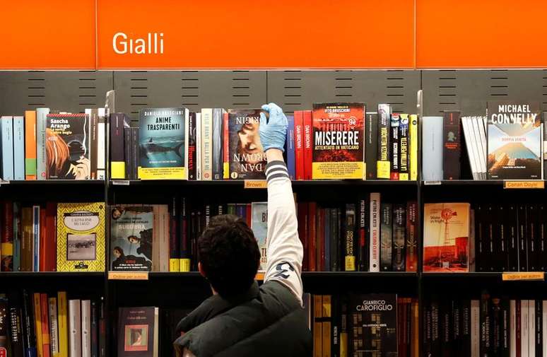 Cliente visita livraria em Roma
20/04/2020
REUTERS/Yara Nardi