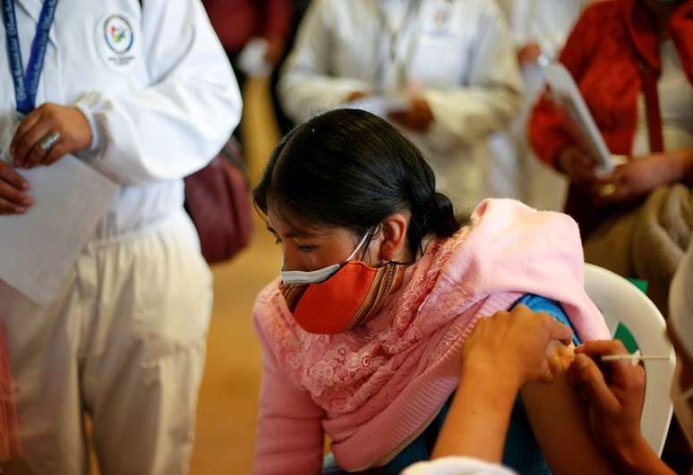 Mulher recebe vacina contra a Covid-19 em El Alto, Bolívia
25/07/2021 REUTERS/Manuel Claure