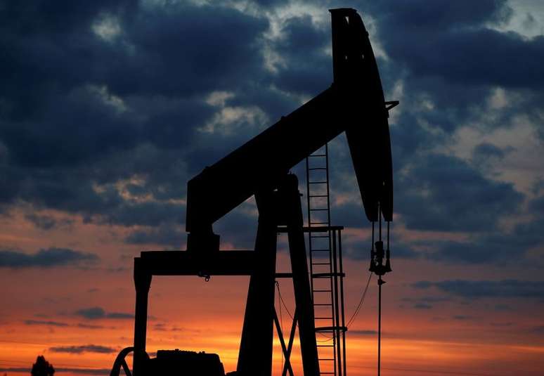 Imagen de archivo de un balancín petrolero durante la puesta de sol en Vaudoy-en-Brie, cerca de París, Francia. 23 de abril, 2018. REUTERS/Archivo