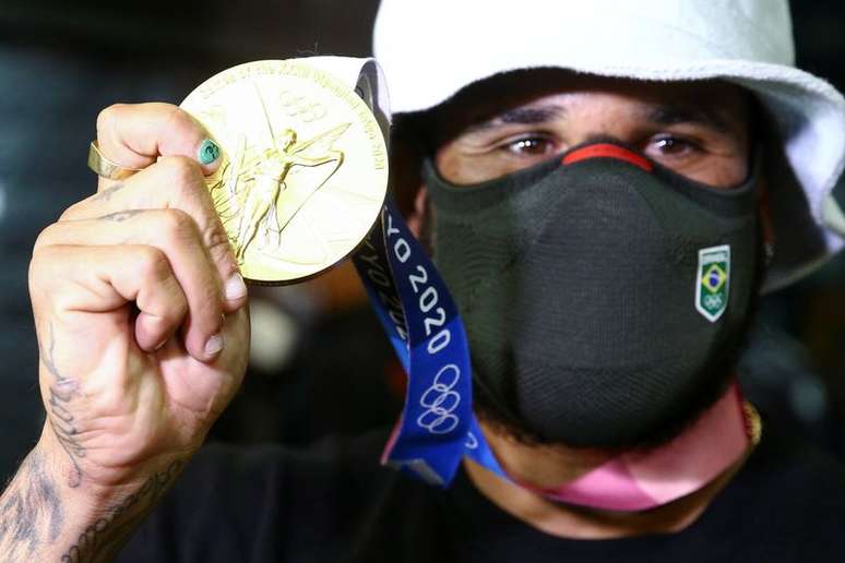 Ítalo Ferreira mostra medalha de ouro na chegada ao Brasil
 29/7/ 2021   REUTERS/Carla Carniel