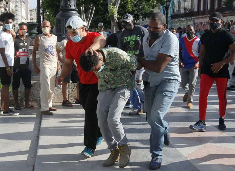 Policiais à paisana prendem pessoa durante protestos em Havana
11/07/2021
REUTERS/Stringer