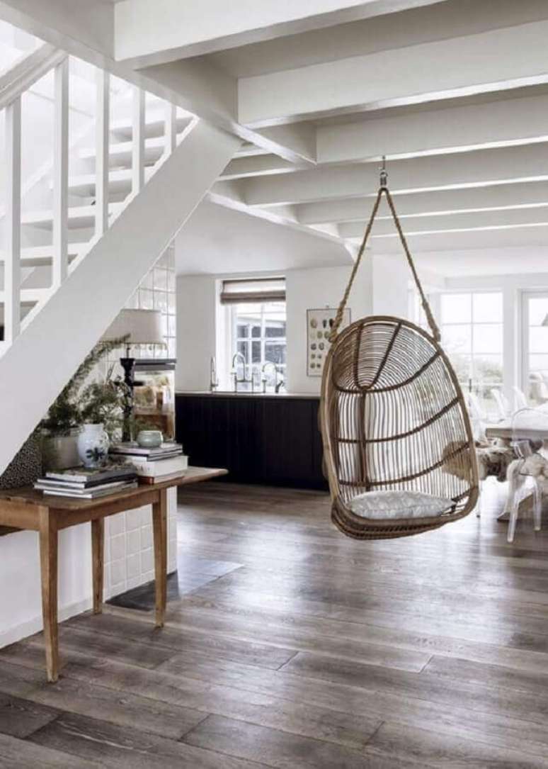 34. Casa com escada decorada com cadeira de balanço suspensa – Foto: Casa Très Chic