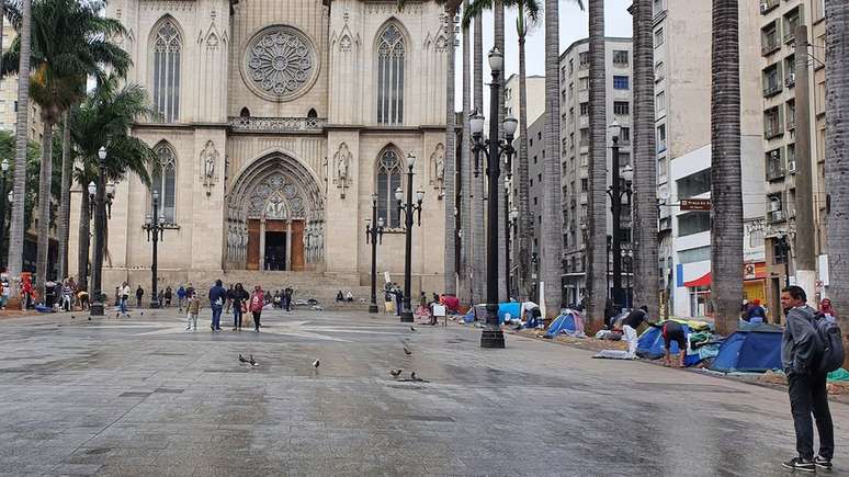 Moradores de rua que dormem na praça da Sé poderão se abrigar em igrejas e até mesmo dentro de estação do metrô nos próximos dias