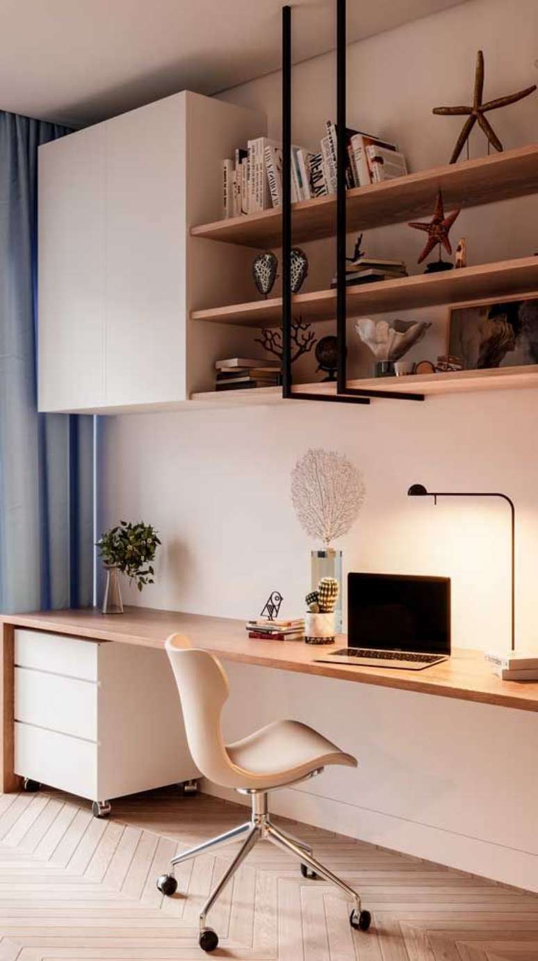 41. Home office na sala de estar planejada com armários e escrivaninha – Foto Pinterest