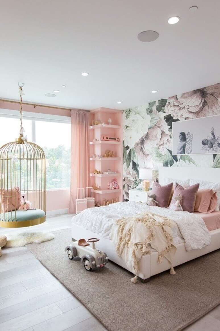 15. Cadeira de balanço suspensa para quarto branco e rosa decorado com papel de parede floral – Foto: Home Fashion Trend