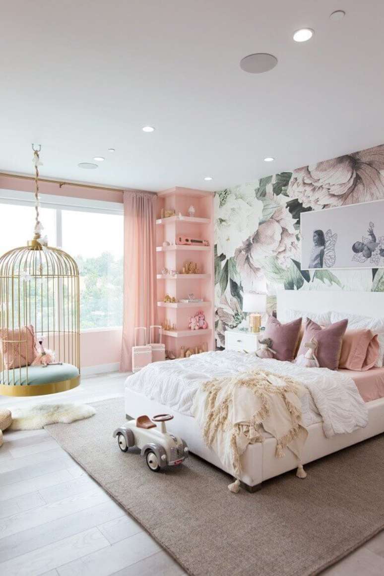 15. Cadeira de balan&ccedil;o suspensa para quarto branco e rosa decorado com papel de parede floral &ndash; Foto: Home Fashion Trend