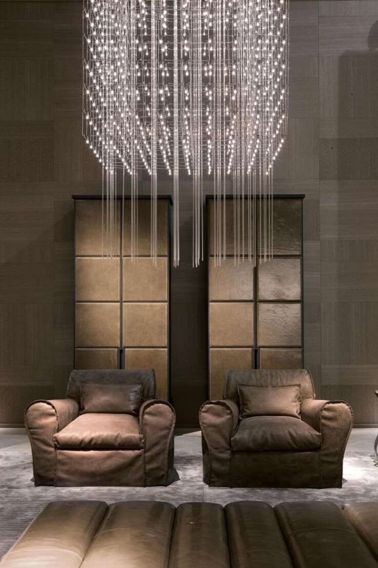 16. Lustre quadrado de cristal pendente na decoração da sala de estar – Foto Architonic