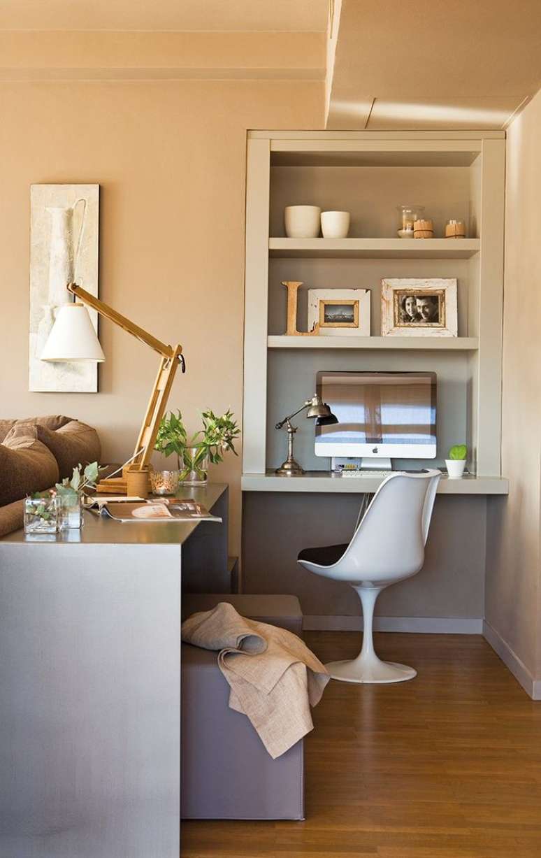 2. Home office na sala com escrivaninha atras do sofá – Foto Conexão Decor