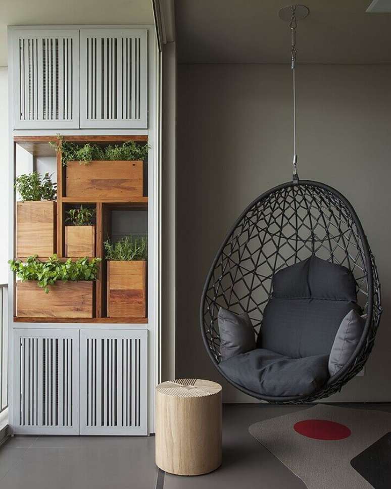 53. Decoração moderna em tons de cinza com cadeira de balanço suspensa – Foto: AMFB Arquitetura