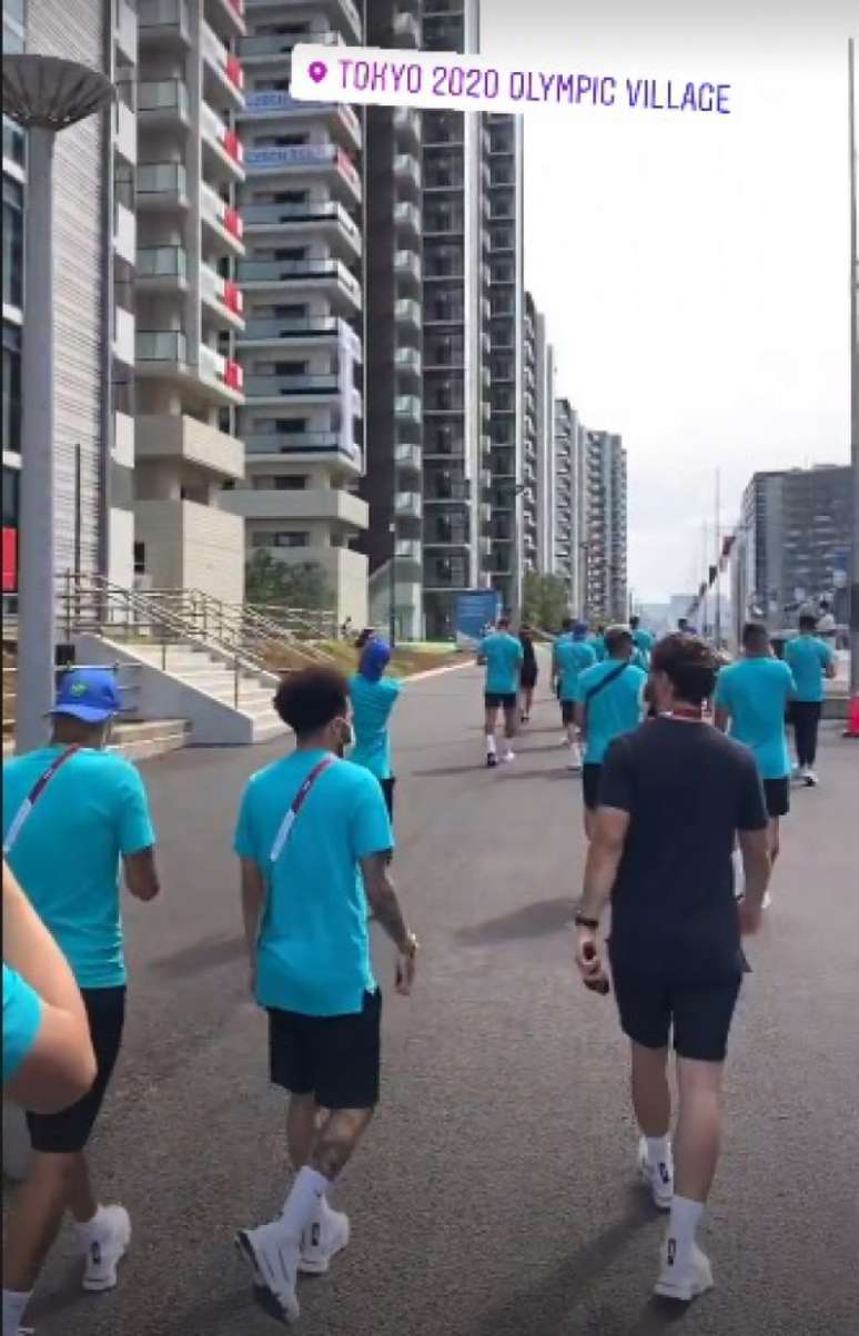 Jogadores deram uma volta pela Vila Olímpica (Reprodução / Instagram @brunog97)