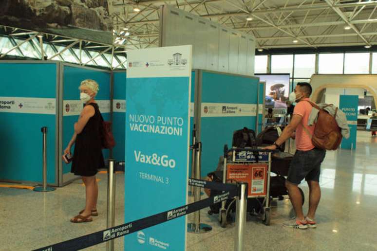 Fila para vacinação anti-Covid no aeroporto de Fiumicino