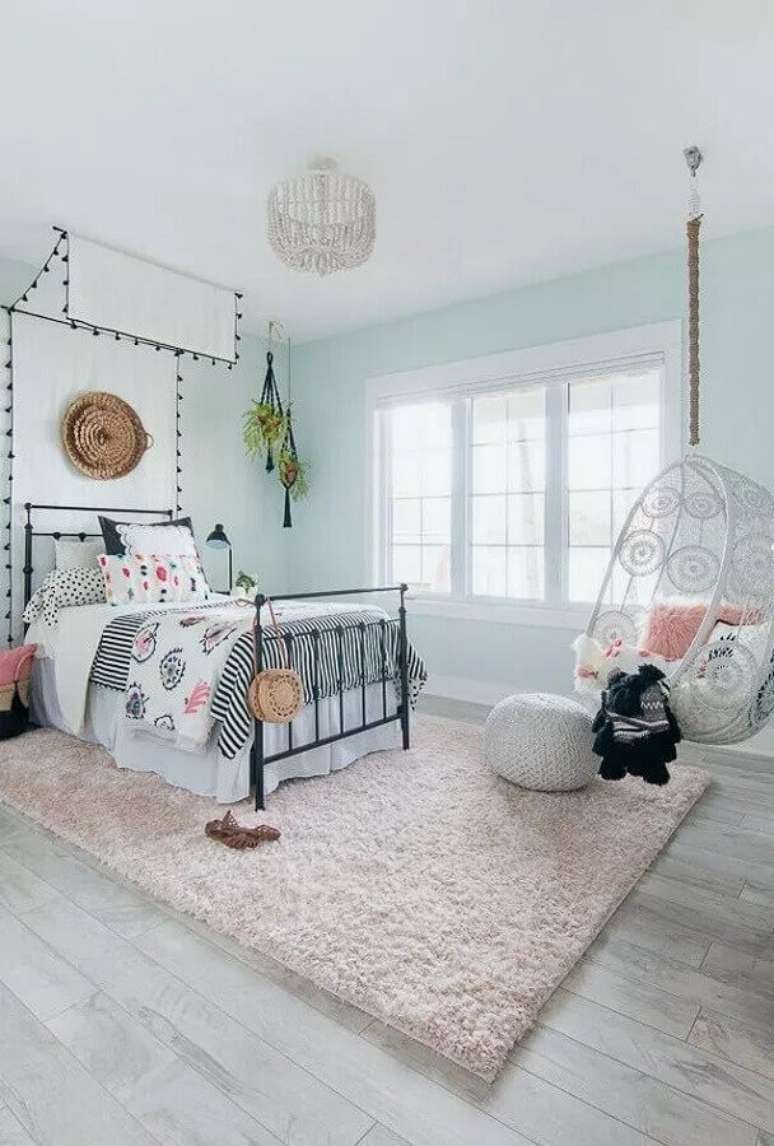 17. Cadeira de balan&ccedil;o suspensa para quarto feminino decorado com cama de ferro e tapete felpudo &ndash; Foto: Apartment Therapy