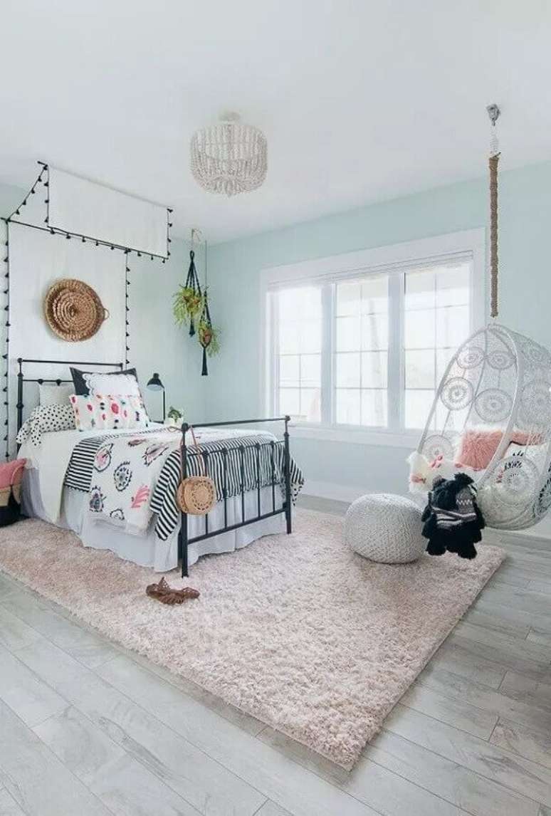 17. Cadeira de balanço suspensa para quarto feminino decorado com cama de ferro e tapete felpudo – Foto: Apartment Therapy