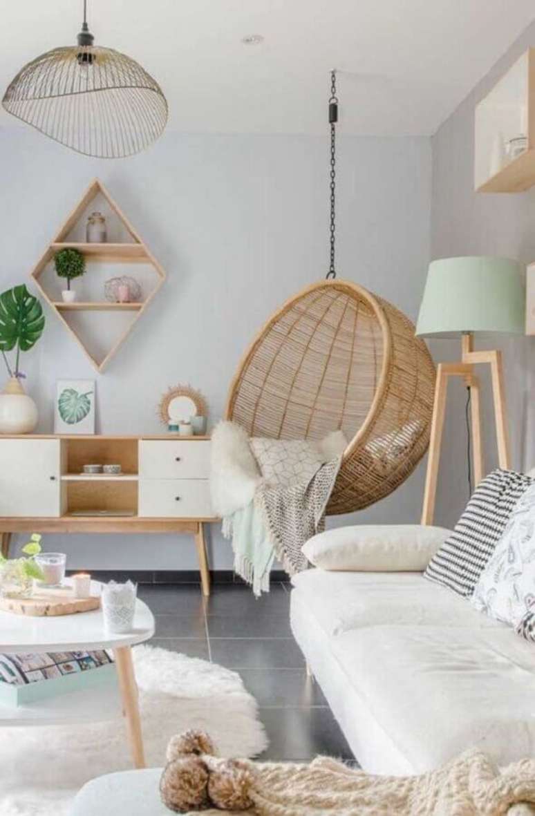 20. Cadeira de balanço suspensa para sala clean decorada com abajur de chão – Foto: Apartment Therapy