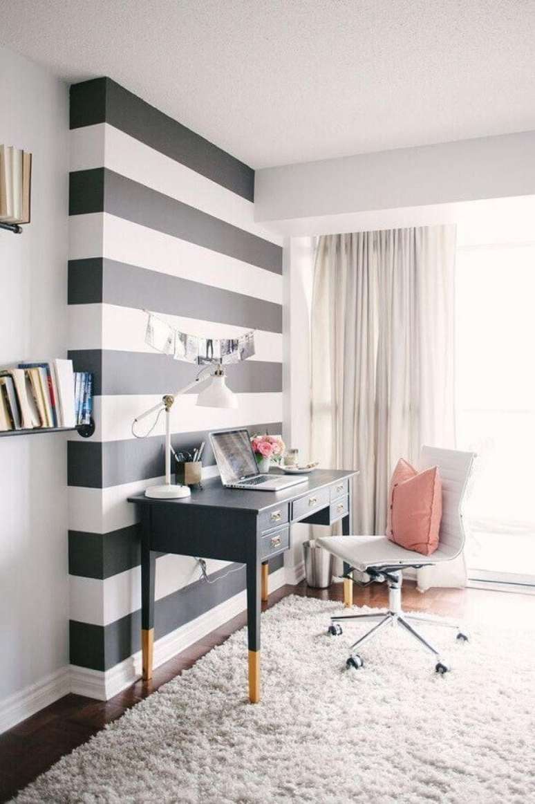 8. Decoração de home office na sala com mesa preta e cadeira branca – Foto Karen Lenzi