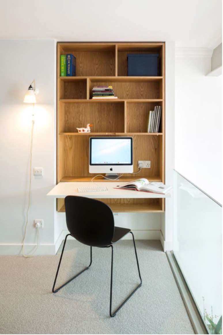 48. Home office para sala de estar com mesa dobrável – Foto HikenDip