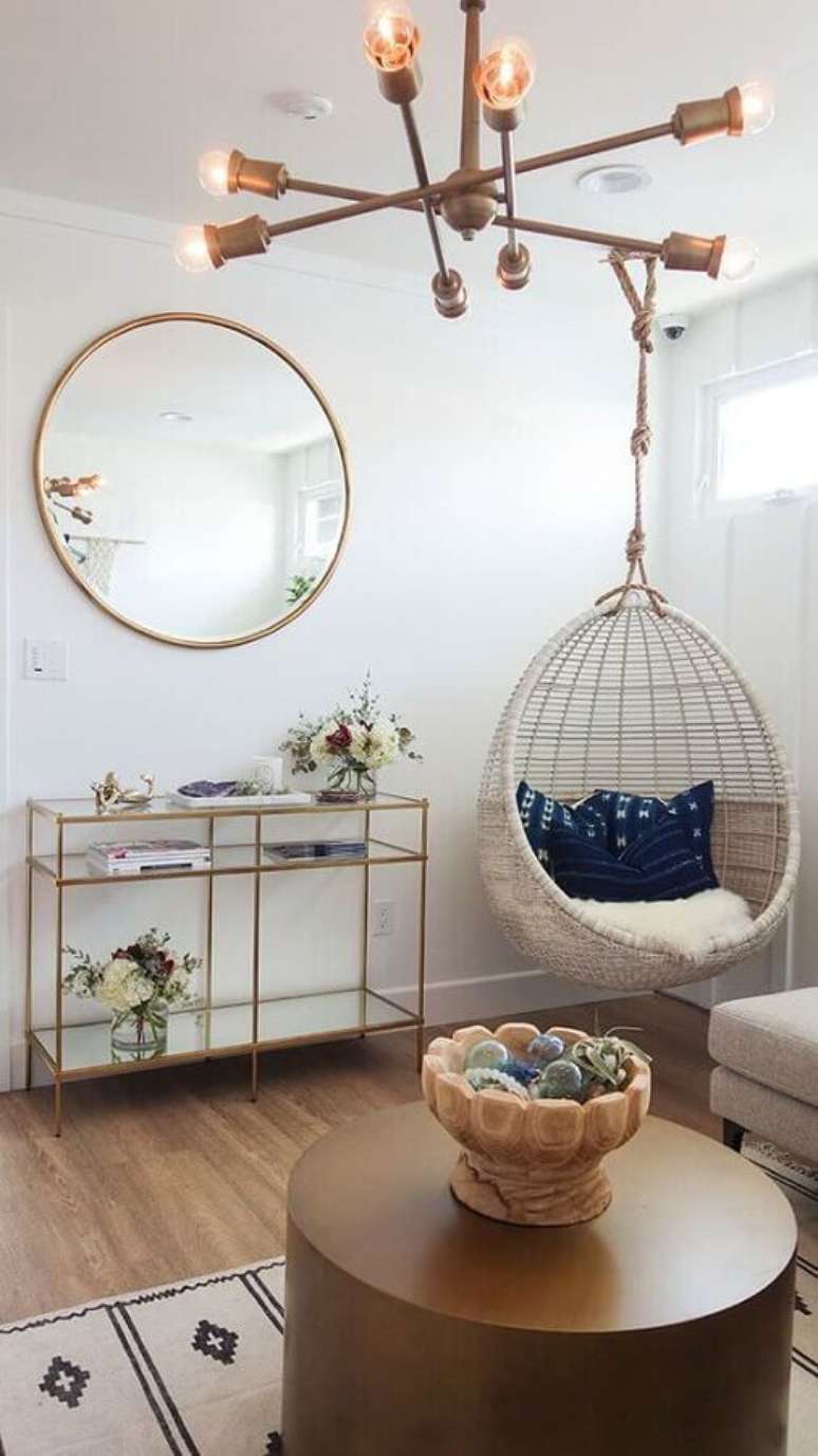 51. Decora&ccedil;&atilde;o em cores claras com cadeira de balan&ccedil;o suspensa para sala simples &ndash; Foto: Apartment Therapy