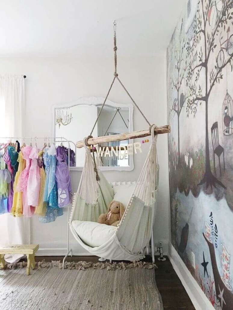 58. Decoração simples para quarto infantil com cadeira de balanço suspensa – Foto: Pinterest