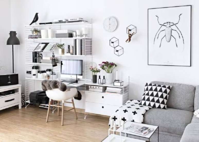 13. Sala clean em tons de branco e cinza com mesa para home office pequeno – Foto Pinterest