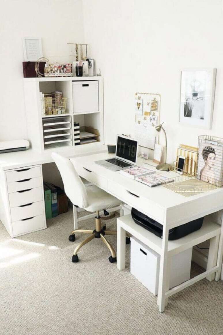 50. Home office branco de canto na sala de estar moderna &ndash; Foto Home Decor Apartment