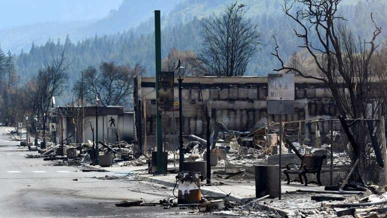 A cidade de Lytton, no Canadá, ficou parcialmente destruída após um incêndio causado pelas altas temperaturas
