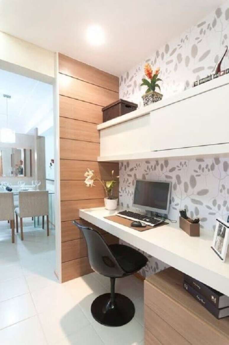 11. Cadeira preta para home office na sala pequena com m&oacute;veis brancos &ndash; Foto Webcomunica