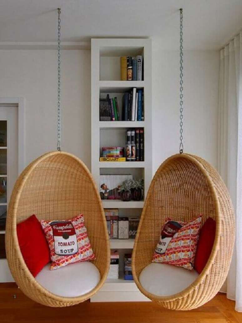 48. Decoração de sala com cadeira suspensa de balanço – Foto: Pinterest