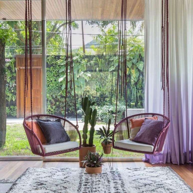 24. Cadeira de balanço suspensa para sala decorada com porta de vidro grande – Foto: Hana Lerner Arquitetura