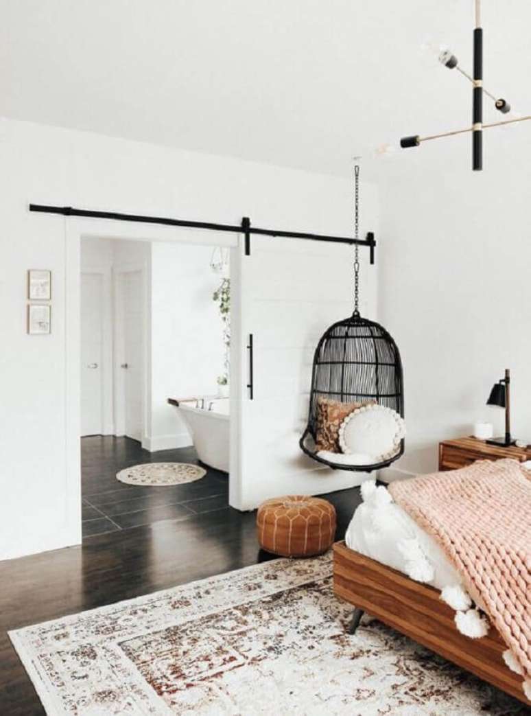 14. Cadeira de balan&ccedil;o suspensa para quarto branco decorado com m&oacute;veis de madeira &ndash; Foto: Apartment Therapy