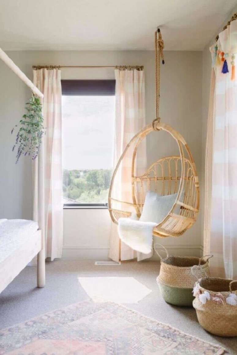 39. Decora&ccedil;&atilde;o com cadeira de balan&ccedil;o suspensa para quarto simples &ndash; Foto: One Kindesign
