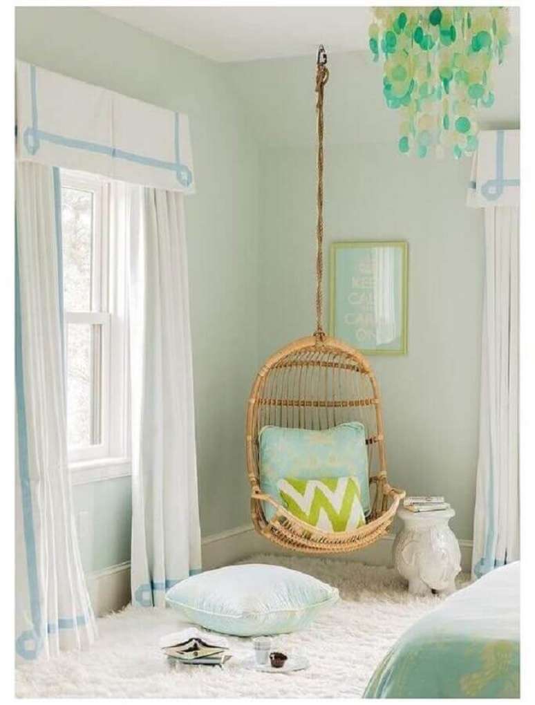12. Cadeira de balanço suspensa para decoração de quarto em cores claras – Foto: Home Fashion Trend
