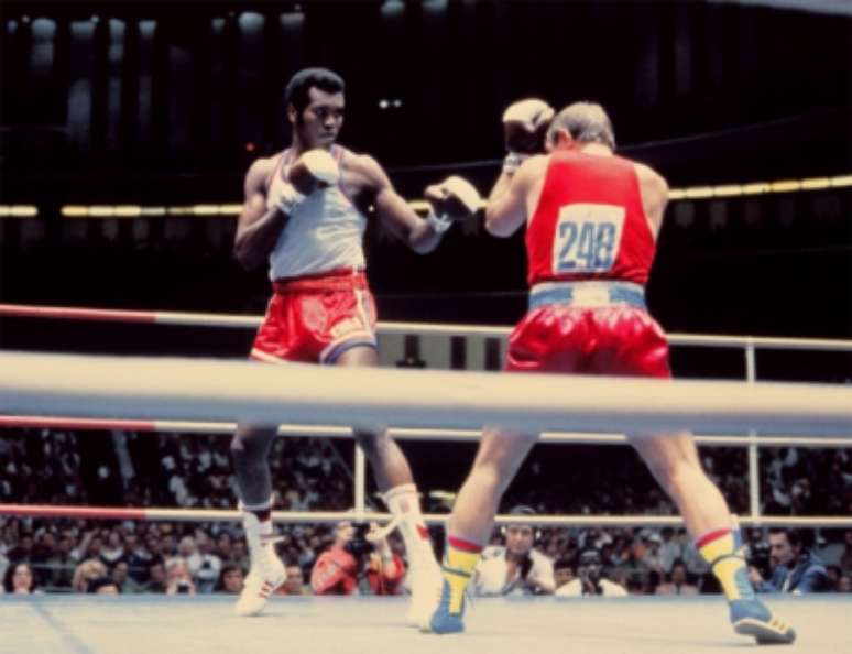 Nos Jogos de Moscou, o Campeão cubano Teófilo Stevenson (Esquerda) contra Soviética Pyotr Zaev durante a final do peso pesado do Boxe (Foto: AFP PHOTO)