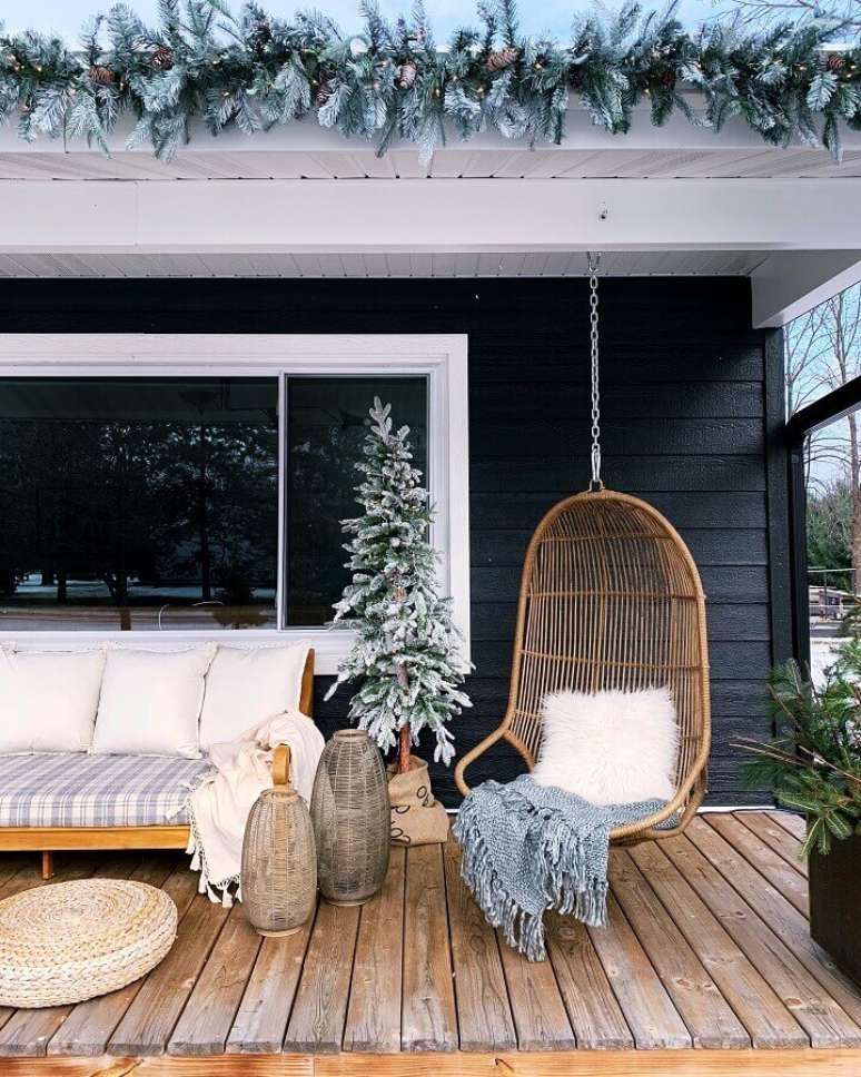 55. Decoração rústica com sofá de madeira e cadeira de balanço suspensa para varanda – Foto: Undecorated Home