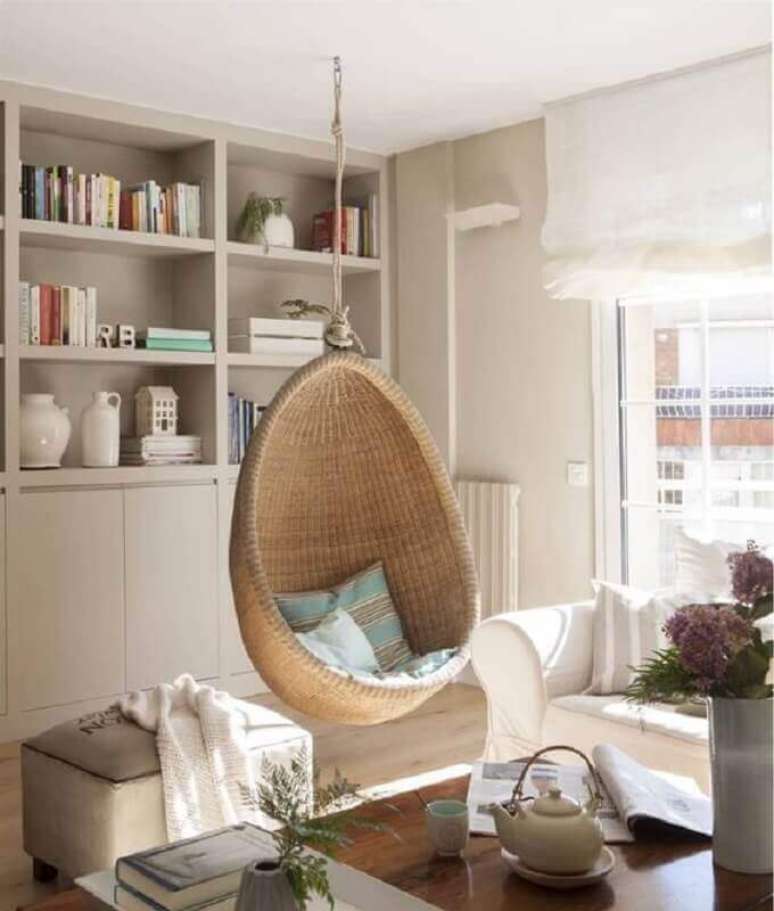 22. Cadeira de balanço suspensa para sala de estar decorada em cores neutras – Foto: El Mueble