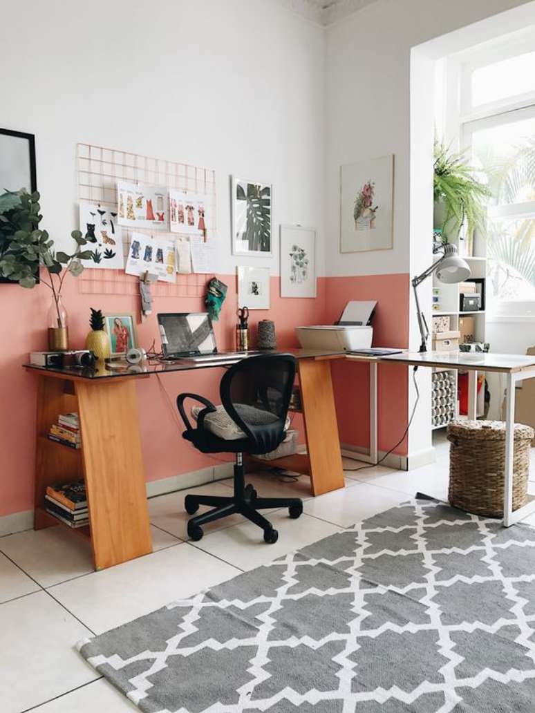 20. Escritório cor coral com mesa de home office de madeira e vidro e cadeira preta – Foto Casa Vogue