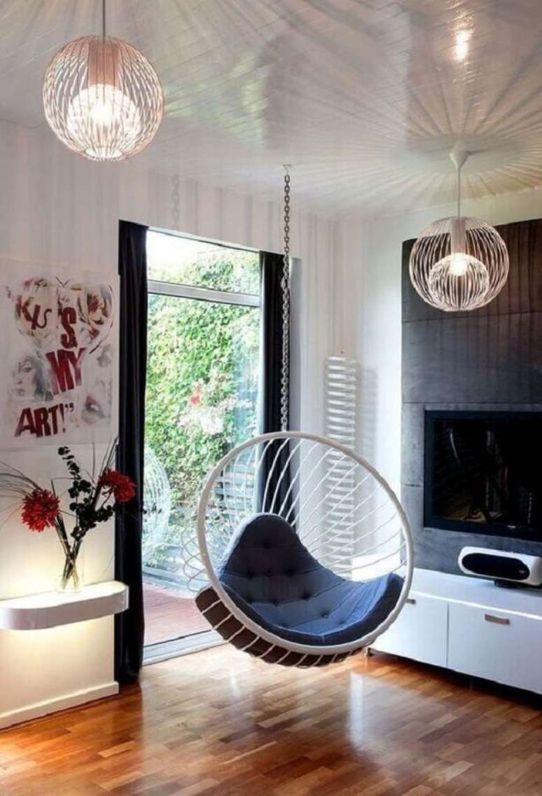 41. Decora&ccedil;&atilde;o com cadeira de balan&ccedil;o suspensa para sala de TV &ndash; Foto: El Mueble