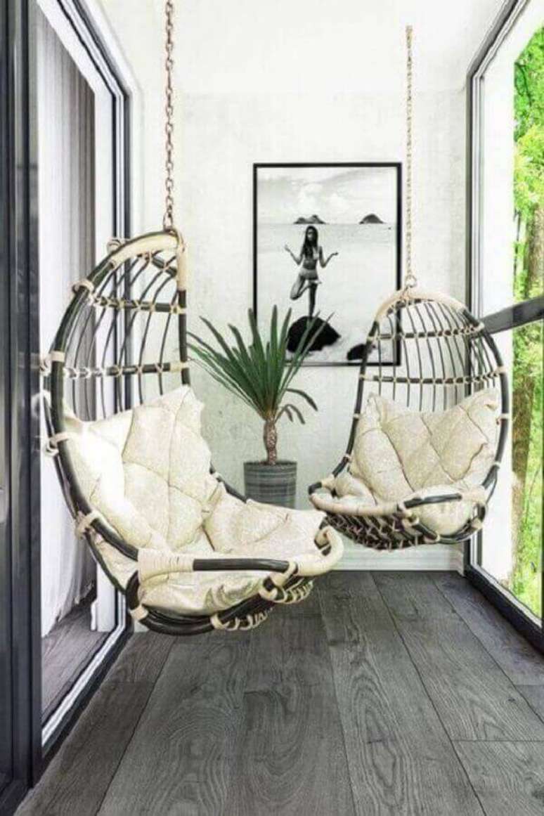 57. Decoração simples com cadeira de balanço suspensa para varanda pequena – Foto: Pinterest