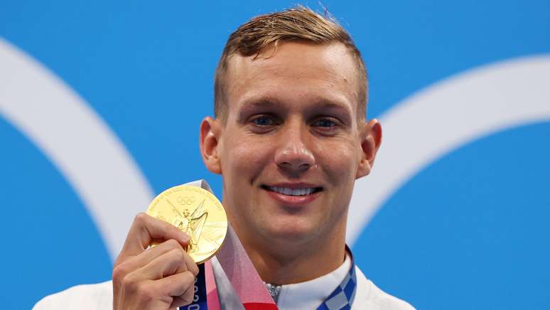 Caeleb Dressel exibe a medalha de ouro conquistada nos Jogos Olímpicos de Tóquio Marko Djurica Reuters