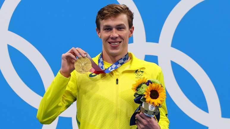 Izaac Stubblety-Cook, da Austrália, mostra a medalha de ouro conquistada Marko Djurica/Reuters
