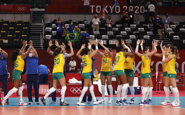 Jogadoras brasileiras comemoram vitória sobre o Japão nesta quinta-feira Valentyn Ogirenko/Reuters