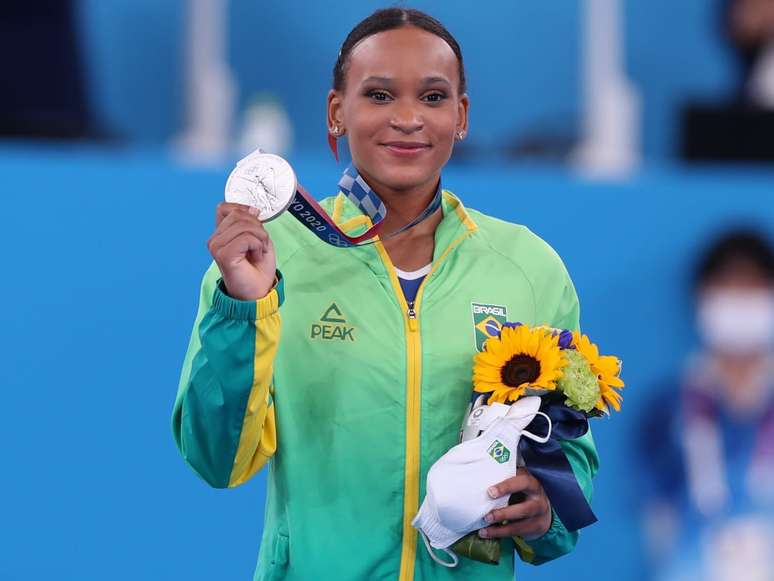 Rebeca Andrade exibe a medalha de prata