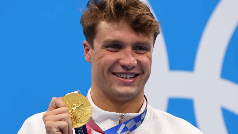 Robert Finke, dos Estados Unidos, comemorou a vitória e a medalha de ouro nos Jogos Olímpicos do Japão Marko Djurica Reuters