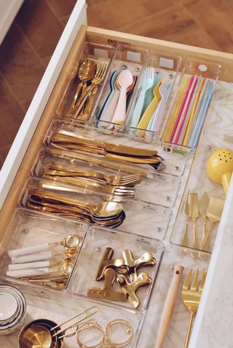 12. Lista de utensílios de cozinha com faqueiro dourado – Foto Pinterest