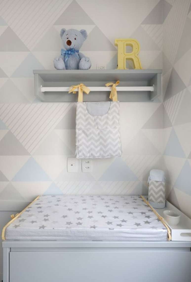 12. Comoda com cabideiro e prateleira para decorar o quarto de bebe – Foto Constance Zahn