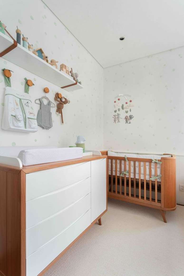 18. Cômoda com cabideiro para quarto de bebe de madeira e branco – Foto Duas Aquitetura