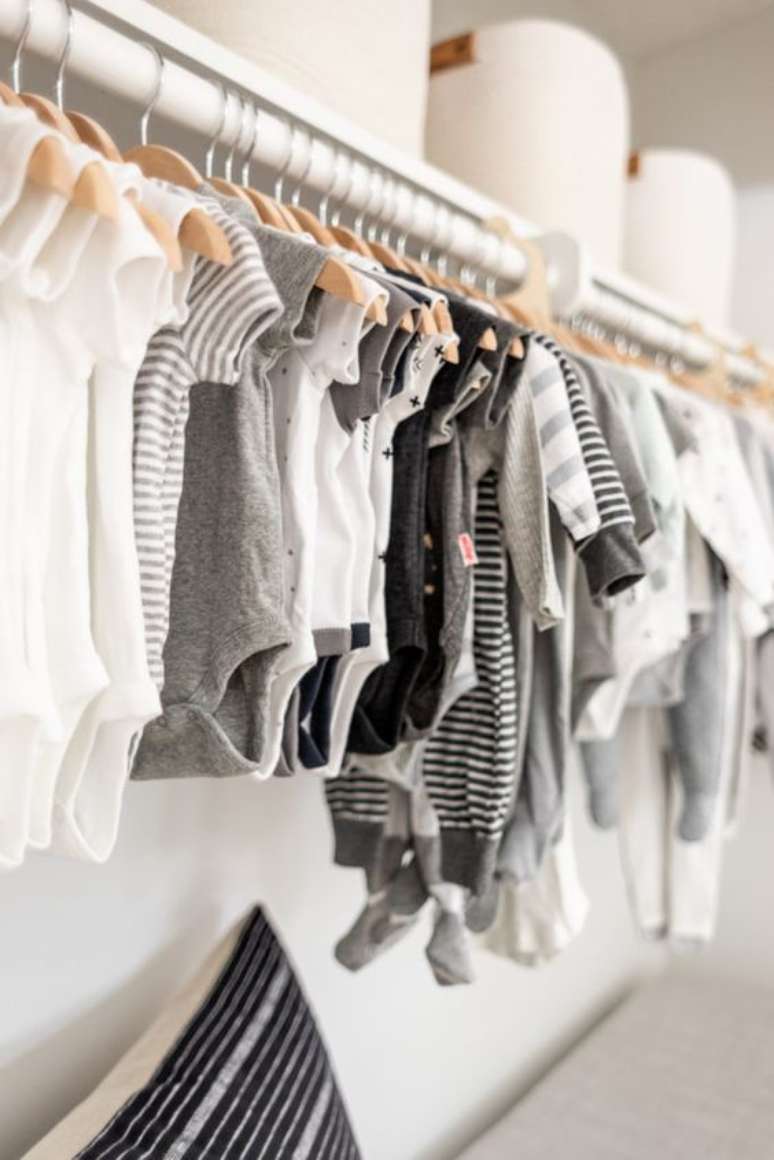 27. C&ocirc;moda com cabideiro simples na decora&ccedil;&atilde;o de quarto de bebe &ndash; Foto Pinterest