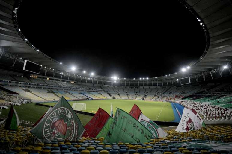 Torcida costuma colocar bandeiras e fazer mosaicos nas partidas do Fluminense (Foto: Staff Images / CONMEBOL)
