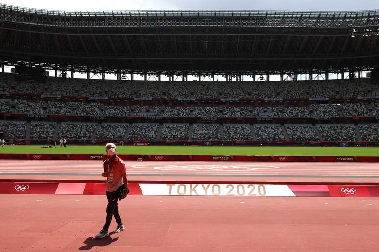 Atletas estão competindo em estádios quase vazios e aderindo ao distanciamento social