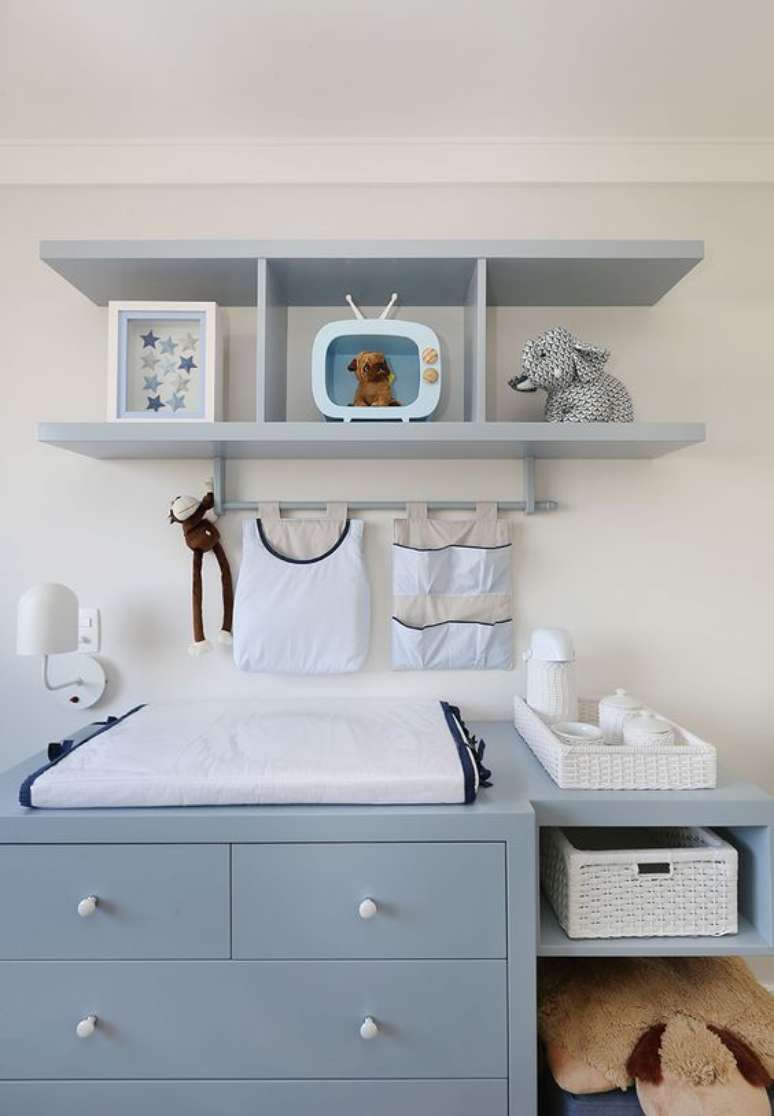 17. C&ocirc;moda com cabideiro para organizar as coisas de bebe &ndash; Foto Casa de Valentina