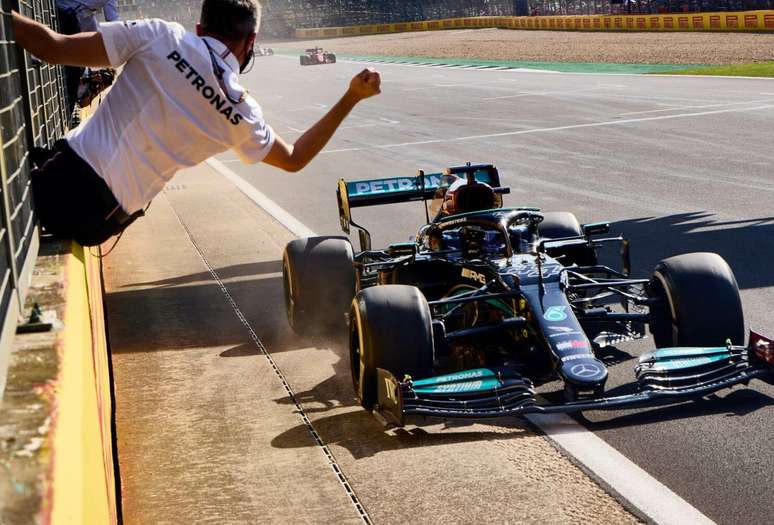 Lewis Hamilton venceu o GP da Inglaterra após polêmica com Max Verstappen 